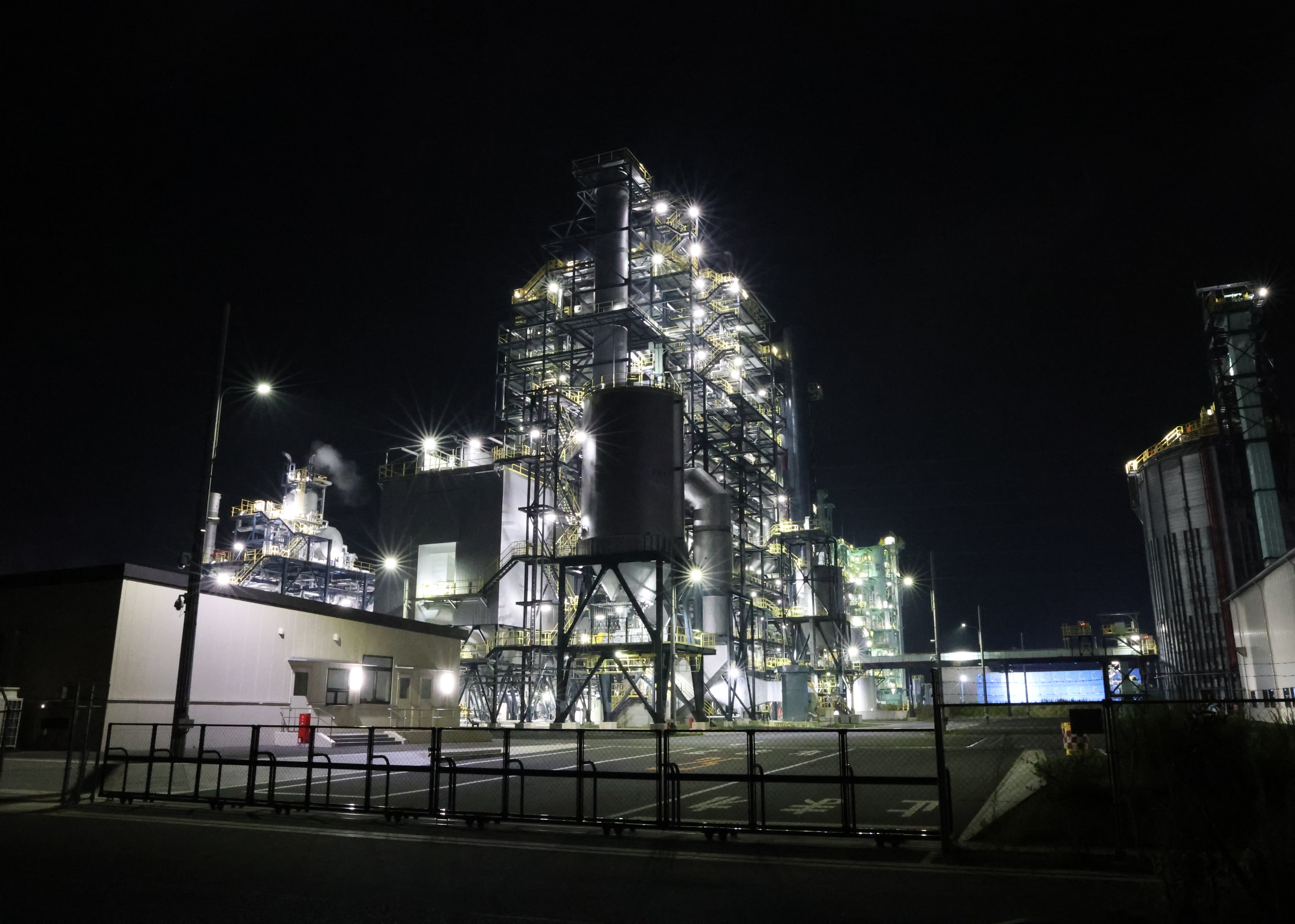 田原市商工会長賞 【工場が呼吸する夜】