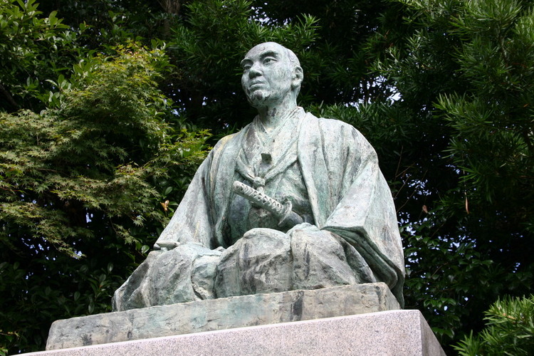 渡辺崋山銅像